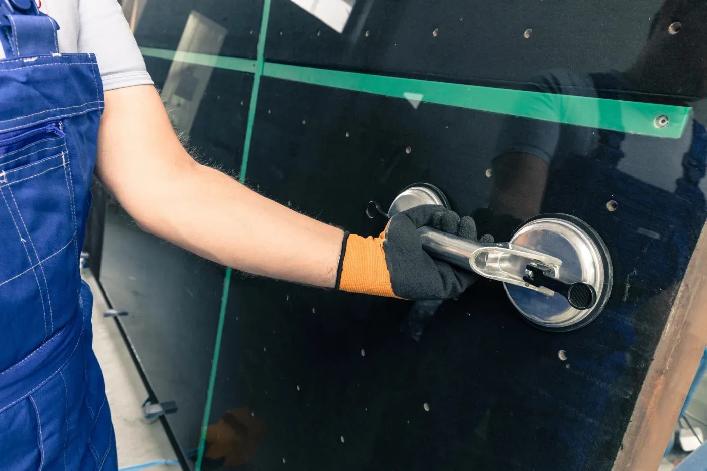 Découpe et façonnage d'un vitrage sur mesure en atelier (Hauts-de-Seine)